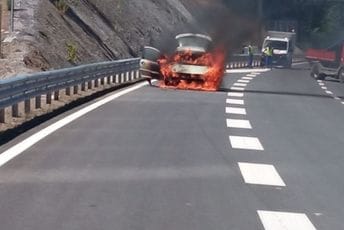 Zapalio se "pežo" na novootvorenom auto-putu: Svi putnici dobro, auto potpuno uništeno