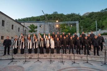 Muzički program Grada teatra otvoren molitvom "Oče naš" ruskog kompozitora Nikolaja Kedrova Muzički program Grada teatra otvoren molitvom "Oče naš" ruskog kompozitora Nikolaja Kedrova