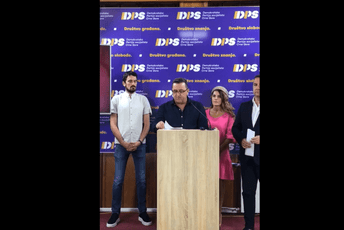 Vukićević: Kovačević angažovao huliganske grupe, koristi ih za prljave ujdurme a kasnije ih nagradi radnim mjestima Vukićević: Kovačević angažovao huliganske grupe, koristi ih za prljave ujdurme a kasnije ih nagradi radnim mjestima