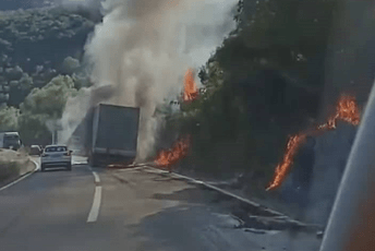 Zapalila se prikolica kamiona u blizini Virpazara, vatra zahvatila okolno rastinje Zapalila se prikolica kamiona u blizini Virpazara, vatra zahvatila okolno rastinje