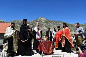 “Da slavite srpske vitezove”: Joanikije na državnom zemljištu osveštavao – temelje hrama “Da slavite srpske vitezove”: Joanikije na državnom zemljištu osveštavao – temelje hrama