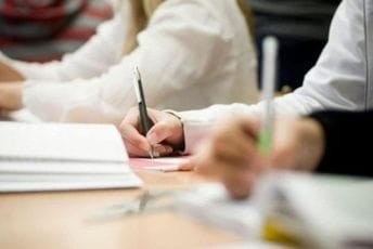 Zbog loših računara polagali testove u drugim školama Zbog loših računara polagali testove u drugim školama