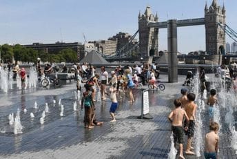U Britaniji uvedeno vanredno stanje zbog toplotnog talasa: Stručnjaci upozoravaju da bi hiljade stanovnika moglo da umre U Britaniji uvedeno vanredno stanje zbog toplotnog talasa: Stručnjaci upozoravaju da bi hiljade stanovnika moglo da umre