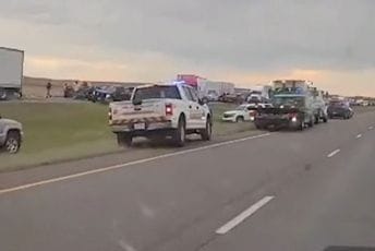 Haos na auto-putu u SAD: Lančani sudar zbog pješčane oluje, šestoro mrtvih Haos na auto-putu u SAD: Lančani sudar zbog pješčane oluje, šestoro mrtvih