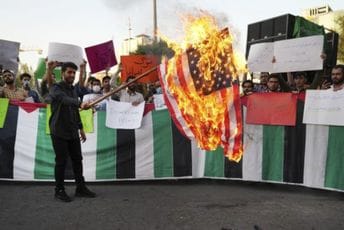Protest u Teheranu zbog Bajdenove posjete, zapaljene zastave SAD