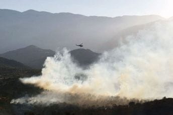 Vjetar ponovo rasplamsao požar na Kritu, ljudi se evakuišu