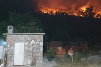 Požar na Bioču, vatra na tridesetak metara od kuća Požar na Bioču, vatra na tridesetak metara od kuća