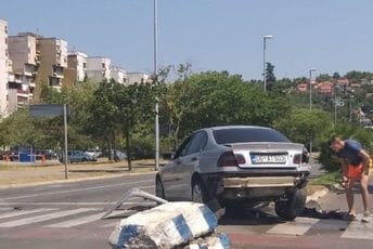 Podgorica: Sudar dva automobila, polomljen semafor i betonsko ostrvo Sa mjesta nezgode