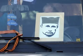 Hor Putinovih papagaja i teorija o zlatnoj milijardi Hor Putinovih papagaja i teorija o zlatnoj milijardi