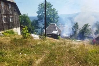 Veliki požar kod Pljevalja: Izgorjela jedna kuća, vatra guta četinarsku šumu Veliki požar kod Pljevalja: Izgorjela jedna kuća, vatra guta četinarsku šumu