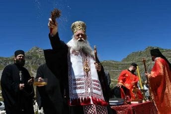 Kad crkva ćutke blagosilja Kad crkva ćutke blagosilja