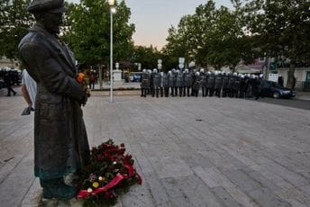 Bulatović puštio ekstremiste, Gorović suzavcem na građane Bulatović puštio ekstremiste, Gorović suzavcem na građane