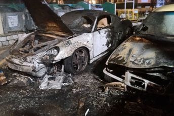 U Kotoru izgorjeli Porše, Mercedes i BMW, sumnja se da je požar namjerno izazvan U Kotoru izgorjeli Porše, Mercedes i BMW, sumnja se da je požar namjerno izazvan