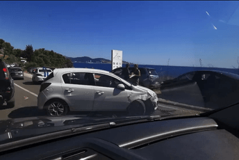 Nezgoda u Baru: Izlazila sa parkinga, pa oštetila više vozila Nezgoda u Baru: Izlazila sa parkinga, pa oštetila više vozila