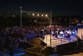 Crnogorski kamerni orkestar sinoć nastupio pred punim gledalištem u Staroj varoši (FOTO)