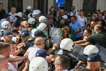 Novi Sad: Neredi na protestu protiv usvajanja Urbanističkog plana, oko 200 demonstranata pokušalo da probije ogradu ispred Skupštine Vojvodine Novi Sad: Neredi na protestu protiv usvajanja Urbanističkog plana, oko 200 demonstranata pokušalo da probije ogradu ispred Skupštine Vojvodine