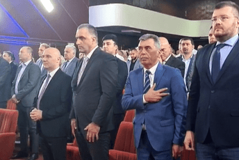 Na proslavi Dana opštine Berane: Milutin Đukanović sa tri prsta tokom intoniranja himne Na proslavi Dana opštine Berane: Milutin Đukanović sa tri prsta tokom intoniranja himne