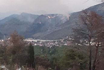 Požar na izlazu iz Podgorice: Gori brdo iznad Smokovca Požar na izlazu iz Podgorice: Gori brdo iznad Smokovca