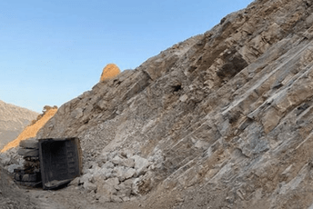 Nezgoda u Luci Bar: Kamion se prevrnuo niz padinu, vozač teško povrijeđen Nezgoda u Luci Bar: Kamion se prevrnuo niz padinu, vozač teško povrijeđen