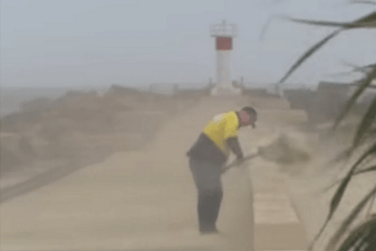 Australijanac snimljen dok mete pijesak usred oluje, bizarni snimak postao hit Australijanac snimljen dok mete pijesak usred oluje, bizarni snimak postao hit