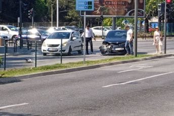 Udes na raskršću dva bulevara u centru Podgorice Udes na raskršću dva bulevara u centru Podgorice