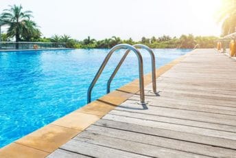 Otvorila se rupa ispod bazena u Izraelu i usisala dva muškarca, jedan poginuo Otvorila se rupa ispod bazena u Izraelu i usisala dva muškarca, jedan poginuo