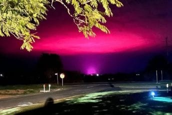 Neobični sjaj na nebu zbunio Australijance i otkrio tajnu farmu kanabisa Neobični sjaj na nebu zbunio Australijance i otkrio tajnu farmu kanabisa