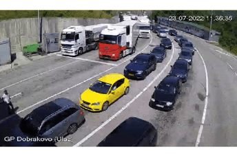 (FOTO) Nepregledne kolone na svim graničnim prelazima (FOTO) Nepregledne kolone na svim graničnim prelazima