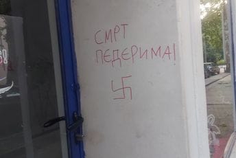 Homofobija i fašizam u Podgorici: Svastika i poruke "Smrt p***rima" ispisane na LGBTIQ drop in centru