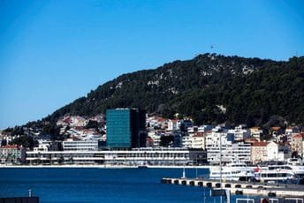 Potonuo turistički brod u Splitu: Putnici evakuisani