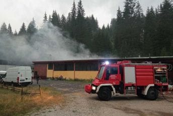 Nevrijeme praćeno grmljavinom u Rožajama: Grom zapalio hangar fabrike "Babić" Nevrijeme praćeno grmljavinom u Rožajama: Grom zapalio hangar fabrike "Babić"