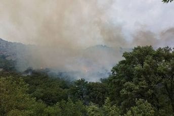 Veliki požar na Bioču: Gori nisko i visoko rastinje Veliki požar na Bioču: Gori nisko i visoko rastinje