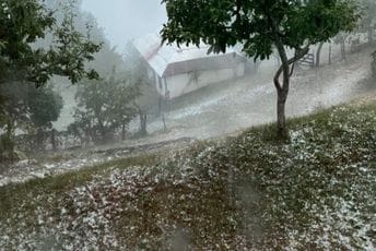 Nevrijeme zahvatilo i Petnjicu: Oluja zaustavila saobraćaj, grad ostao bez struje Nevrijeme zahvatilo i Petnjicu: Oluja zaustavila saobraćaj, grad ostao bez struje