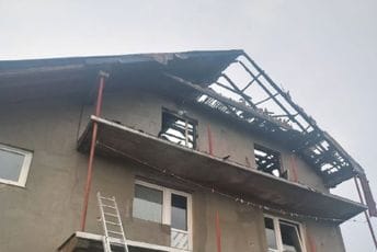 Izgorio krov kuće u Mojkovcu: Požar primijetili vatrogasci Izgorio krov kuće u Mojkovcu: Požar primijetili vatrogasci