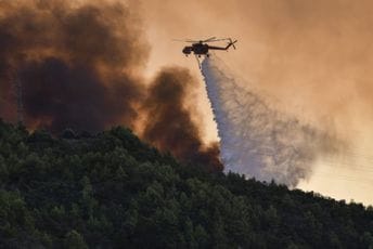 Veliki požar na jugu Grčke: Gorjele kuće, evakuisano šest sela Veliki požar na jugu Grčke: Gorjele kuće, evakuisano šest sela