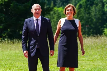 Špigl: Šolc i njegova supruga povjerljive dokumente bacili u kontejner, pronašli ih komšije Špigl: Šolc i njegova supruga povjerljive dokumente bacili u kontejner, pronašli ih komšije