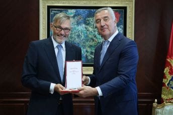 Đukanović odlikovao Vebera: "U Crnoj Gori nikada nijesam bio stranac" Đukanović odlikovao Vebera: "U Crnoj Gori nikada nijesam bio stranac"