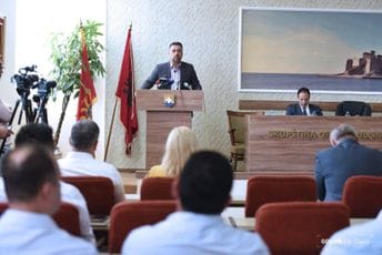 Đurović: Nemojte da crnimo našu državu, a da hvalimo tuđe Đurović: Nemojte da crnimo našu državu, a da hvalimo tuđe