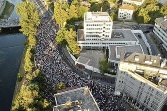 Sarajevo: Protestu ispred OHR-a prisustvovalo više od 7.000 osoba, građani ostaju i tokom noći Sarajevo: Protestu ispred OHR-a prisustvovalo više od 7.000 osoba, građani ostaju i tokom noći