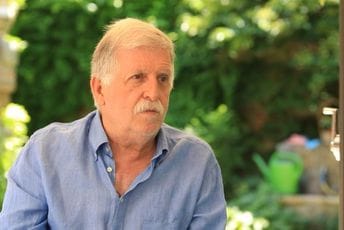 Popović: Jugoslavija se prepoznaje po stihu “Ko ne sluša pjesmu, slušaće oluju” Popović: Jugoslavija se prepoznaje po stihu “Ko ne sluša pjesmu, slušaće oluju”
