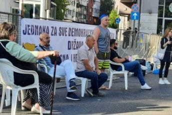 Nastavlja se protest ispred Kancelarije visokog predstavnika u Sarajevu Nastavlja se protest ispred Kancelarije visokog predstavnika u Sarajevu
