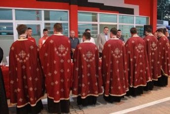 Dodik i sedam sveštenika otvorili pumpu na Manjači u BiH Dodik i sedam sveštenika otvorili pumpu na Manjači u BiH