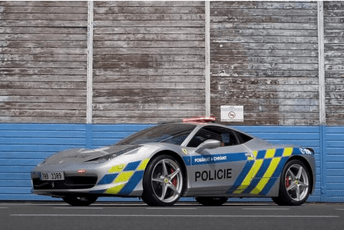 Češka policija zaplijenila Ferrari 458 Italia i dodala ga svojoj floti Češka policija zaplijenila Ferrari 458 Italia i dodala ga svojoj floti