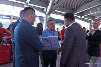 Đurović dočekao prve turiste iz Egipta: „Ovo je veliki dan za Crnu Goru“ Đurović dočekao prve turiste iz Egipta: „Ovo je veliki dan za Crnu Goru“