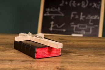 Uvođenje vjeronauke u školski sistem Crne Gore: Političko nadgornjavanje koje vodi u nove tenzije i podjele Uvođenje vjeronauke u školski sistem Crne Gore: Političko nadgornjavanje koje vodi u nove tenzije i podjele