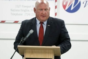 Kongresmen glasao protiv istopolnih brakova, pa bio na gej vjenčanju svog sina Kongresmen glasao protiv istopolnih brakova, pa bio na gej vjenčanju svog sina