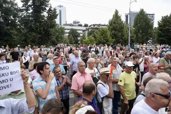 Sarajevo: Dok stranački čelnici pregovaraju sa Šmitom, ispred OHR-a počeli novi protesti Sarajevo: Dok stranački čelnici pregovaraju sa Šmitom, ispred OHR-a počeli novi protesti