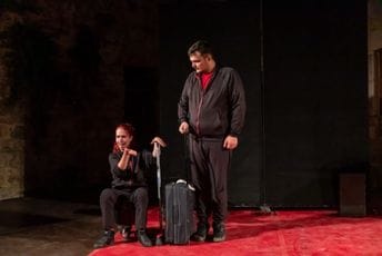 Barski ljetopis: Ovacije za duhovitu i surovo realnu kritiku današnjice u izvedbi Exit teatra Barski ljetopis: Ovacije za duhovitu i surovo realnu kritiku današnjice u izvedbi Exit teatra