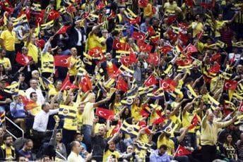 Zapanjujuće scene u Turskoj: Protiv Dinama iz Kijeva skandirali - Vladimiru Putinu (VIDEO) Zapanjujuće scene u Turskoj: Protiv Dinama iz Kijeva skandirali - Vladimiru Putinu (VIDEO)