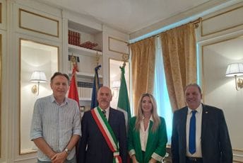 Krivokapić sa počasnim konzulom CG u Italiji razgovarao o bratimljenju Cetinja i Sijene Krivokapić sa počasnim konzulom CG u Italiji razgovarao o bratimljenju Cetinja i Sijene